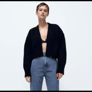 Zara Knit Cropped Chunky Sweater in Black in Size S